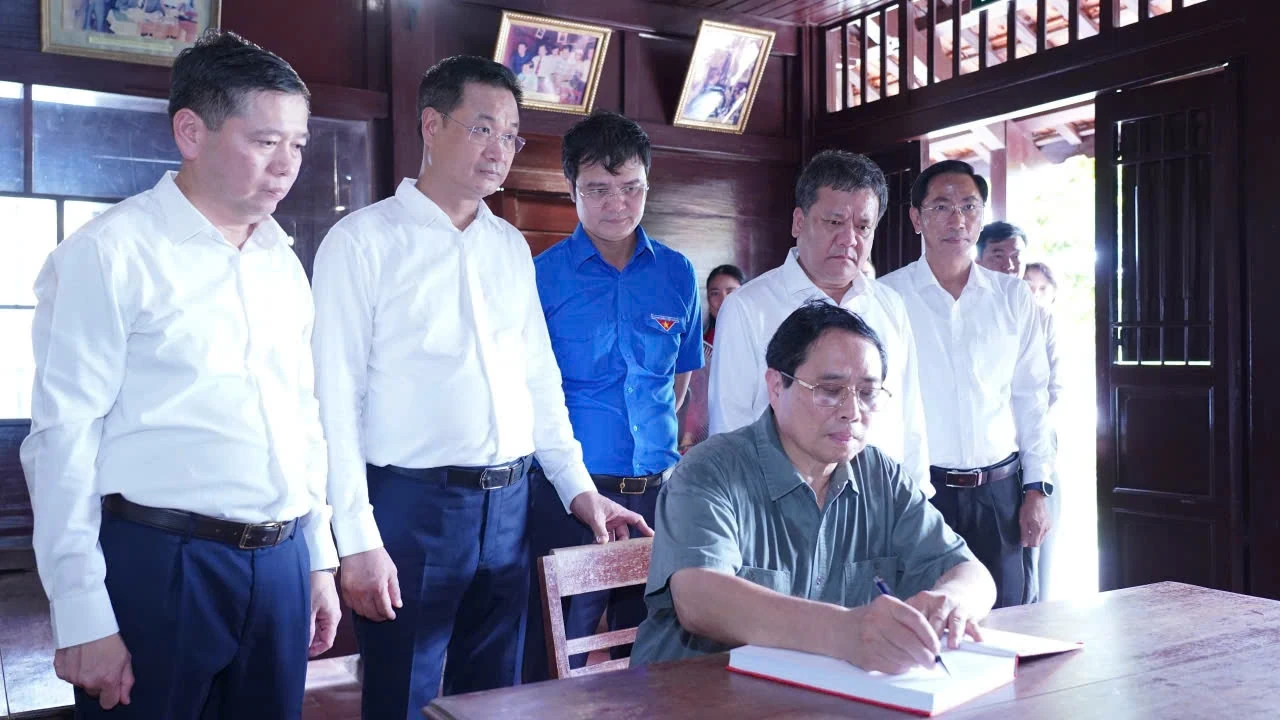 Prime Minister pays tribute to fallen heroes in Quang Tri