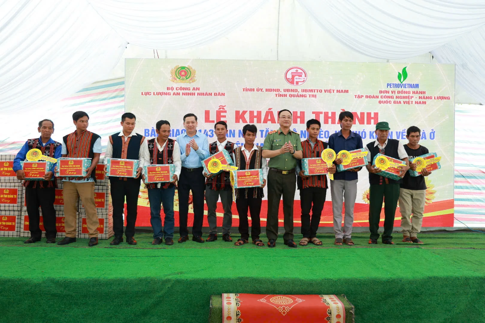 Khánh thành, bàn giao 1.143 căn nhà cho hộ nghèo, khó khăn về nhà ở