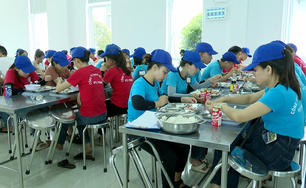 1.160 công nhân, người lao động tham gia Bữa cơm Công đoàn