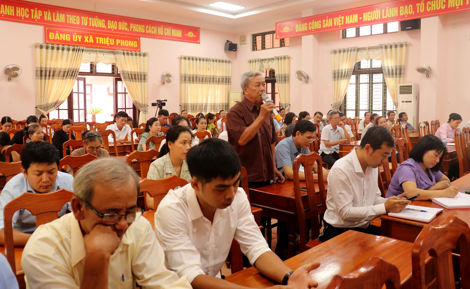 Đại biểu HĐND tỉnh tiếp xúc cử tri trước kỳ họp thứ 2