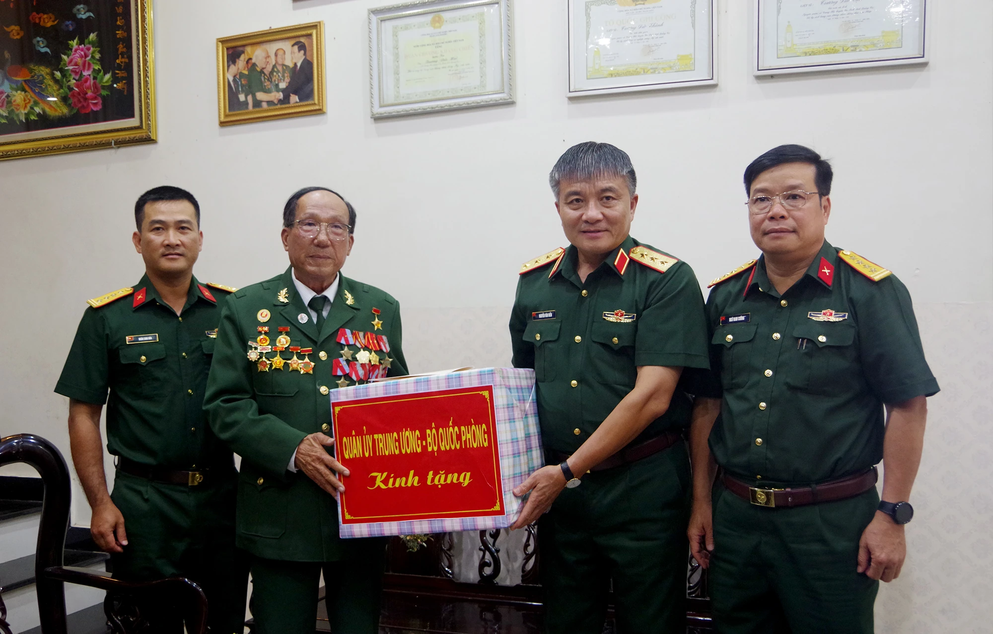 Đoàn công tác Quân ủy Trung ương - Bộ Quốc phòng tổ chức các hoạt động tri ân tại Quảng Trị