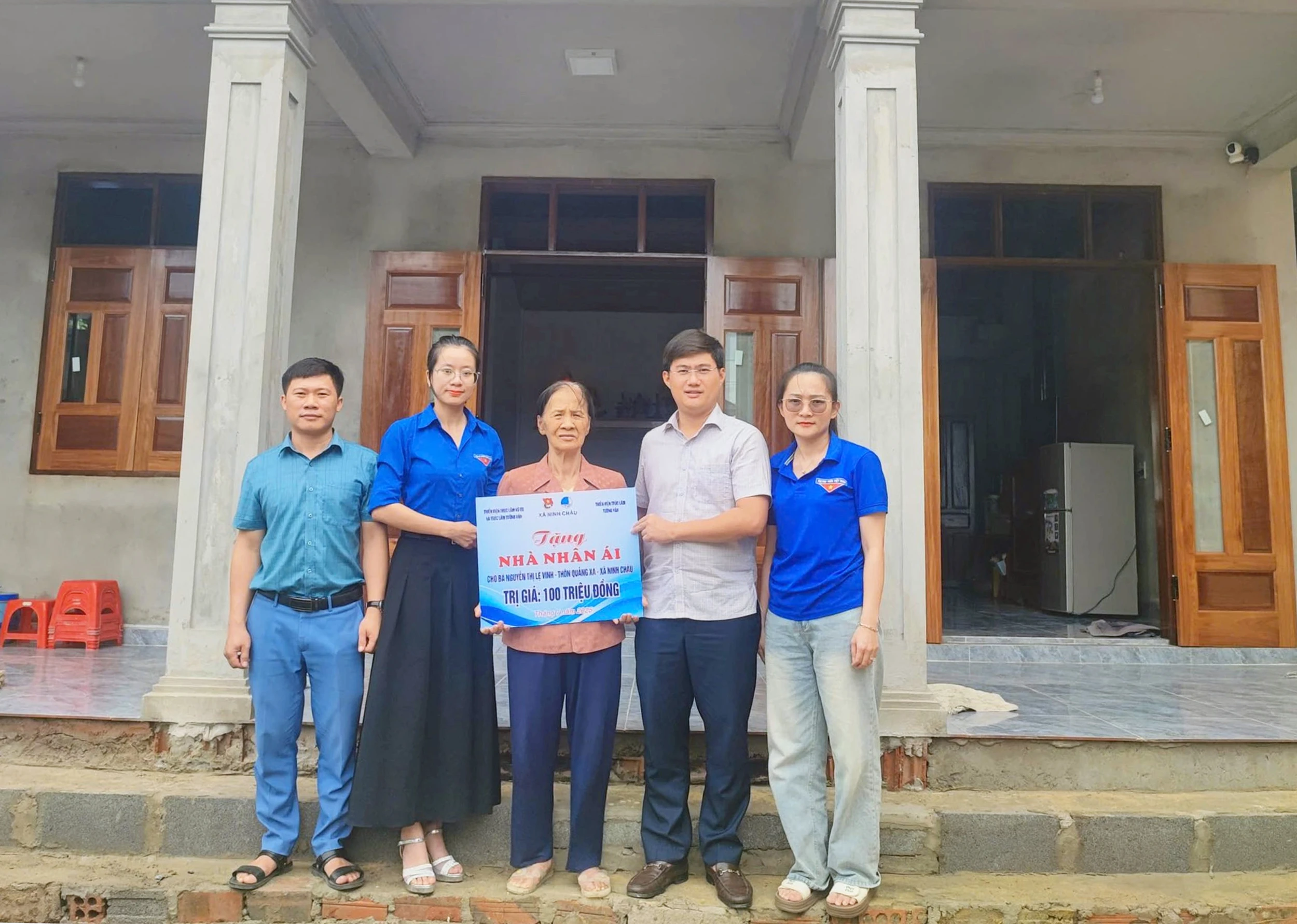 Bàn giao nhà “Nhân ái” cho người dân hoàn cảnh khó khăn