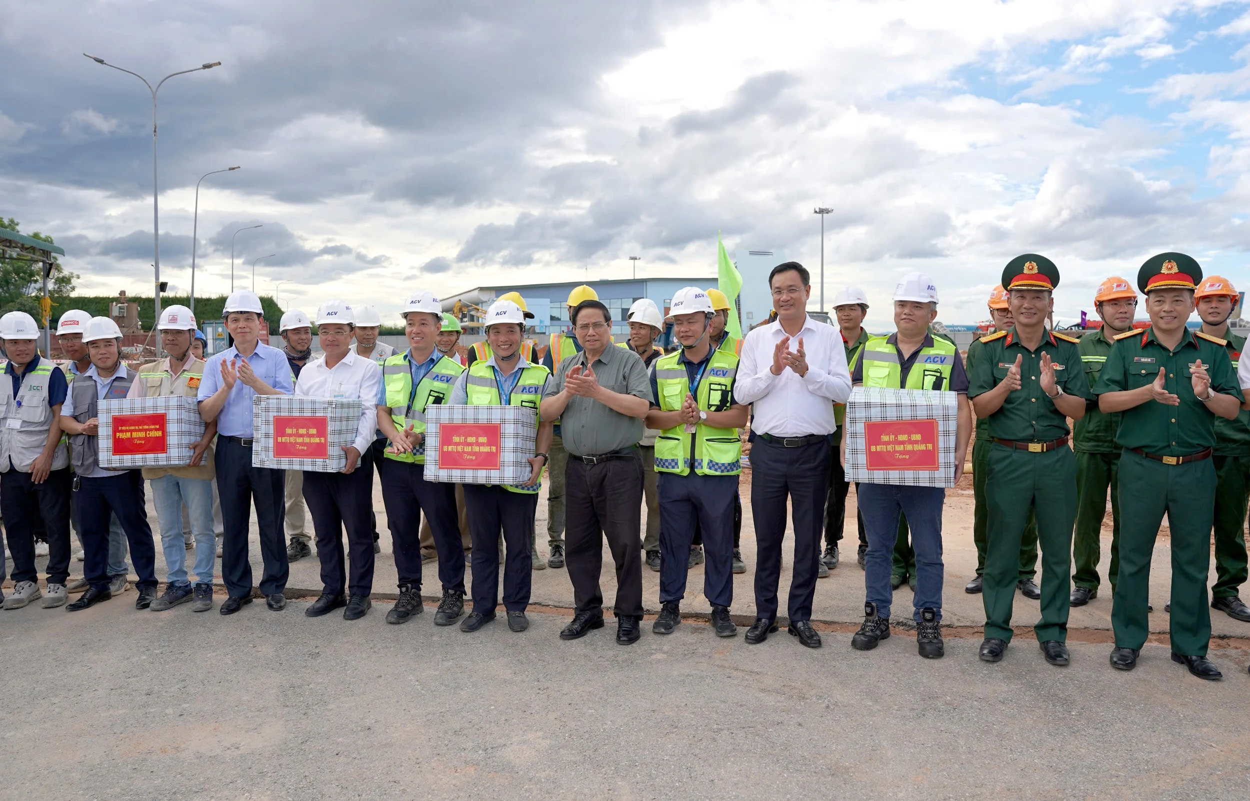 Thủ tướng Chính phủ Phạm Minh Chính kiểm tra tiến độ dự án và thăm người có công