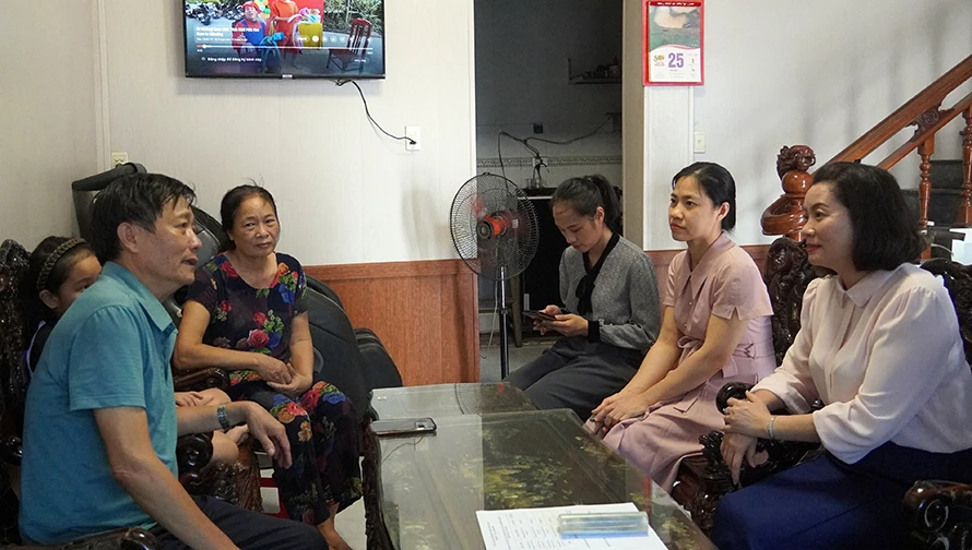 Phó trưởng đoàn chuyên trách Đoàn đại biểu Quốc hội tỉnh thăm các thương binh và gia đình liệt sĩ
