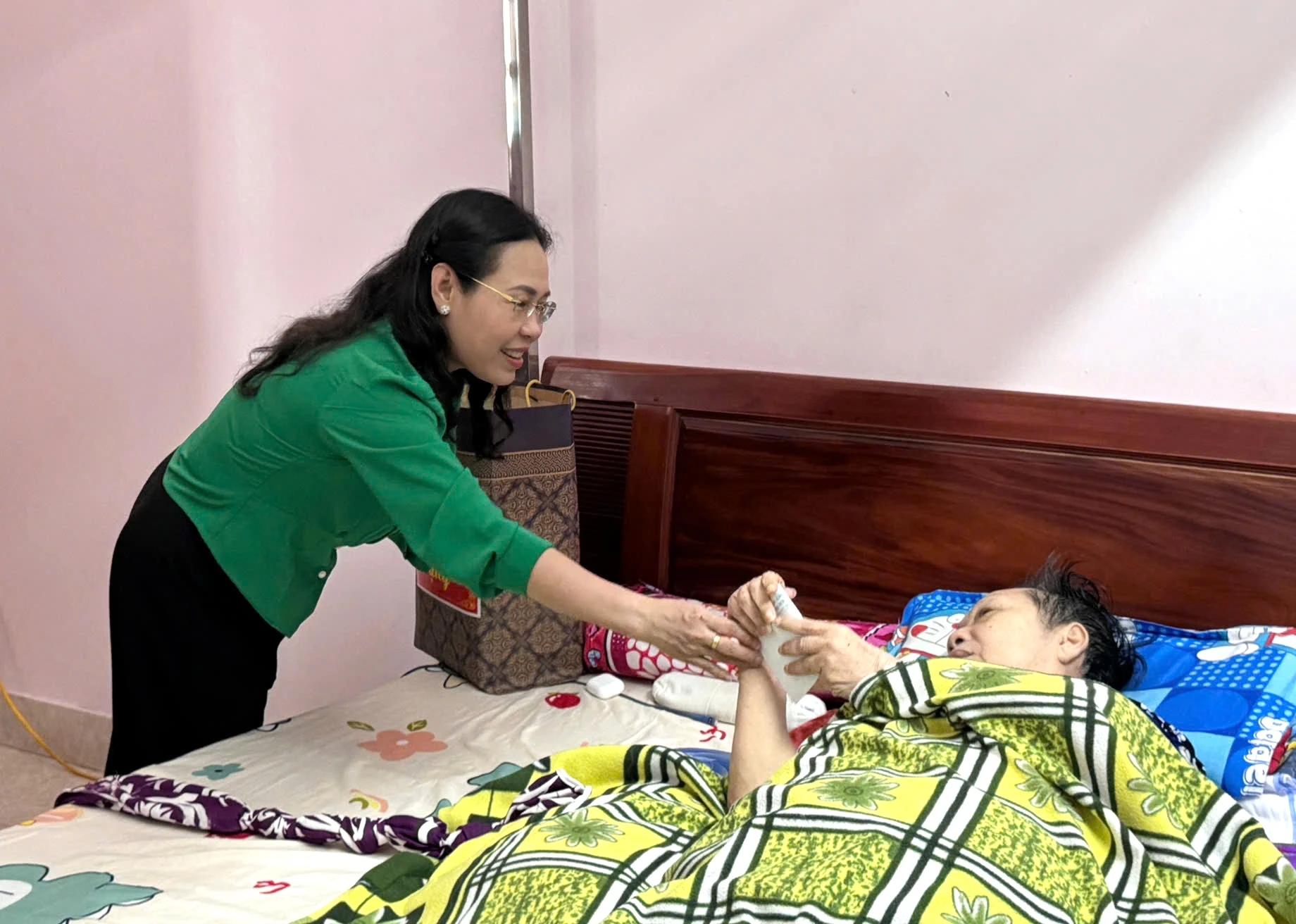 Phường Đồng Hới: Thăm và tặng quà gia đình có công với cách mạng