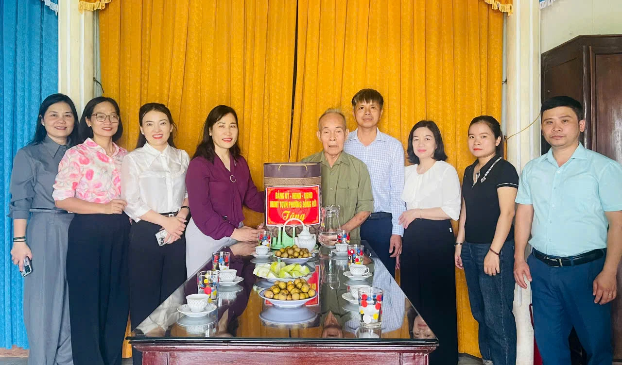 Phường Đồng Hới: Thăm và tặng quà gia đình có công với cách mạng