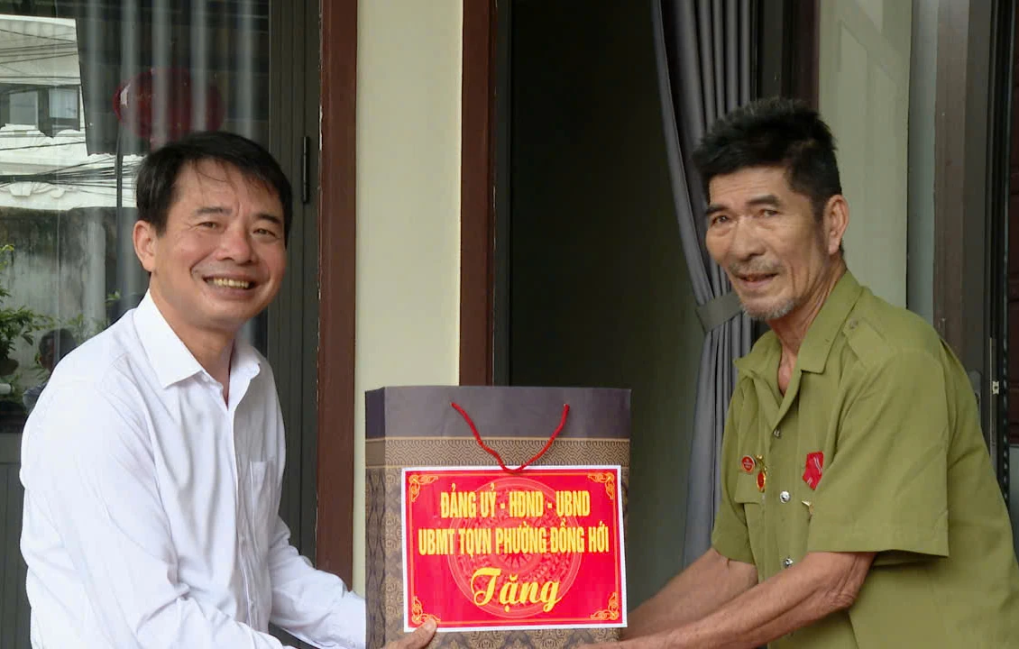 Phường Đồng Hới: Thăm và tặng quà gia đình có công với cách mạng