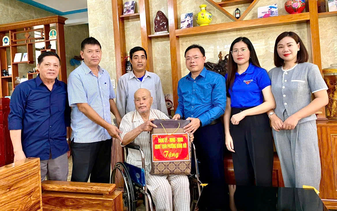Phường Đồng Hới: Thăm và tặng quà gia đình có công với cách mạng