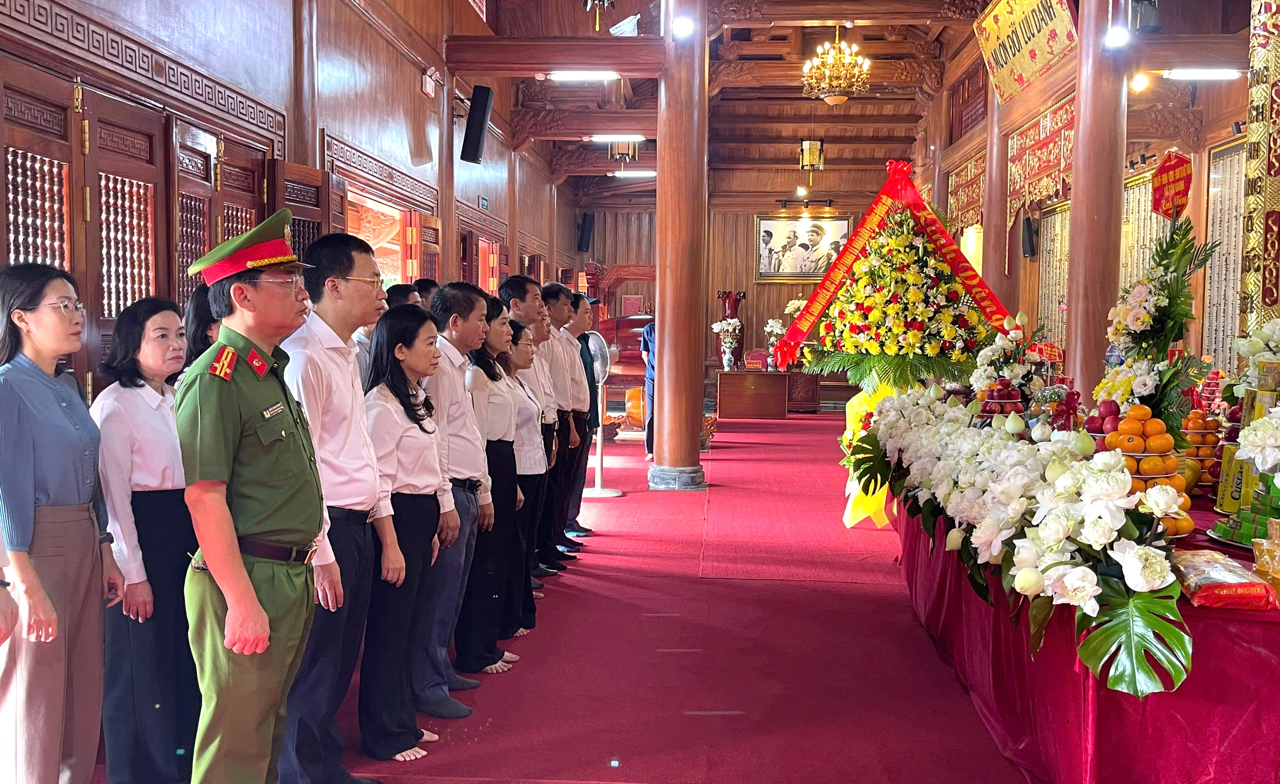 Dâng hương tưởng niệm Chủ tịch Hồ Chí Minh và các anh hùng liệt sĩ