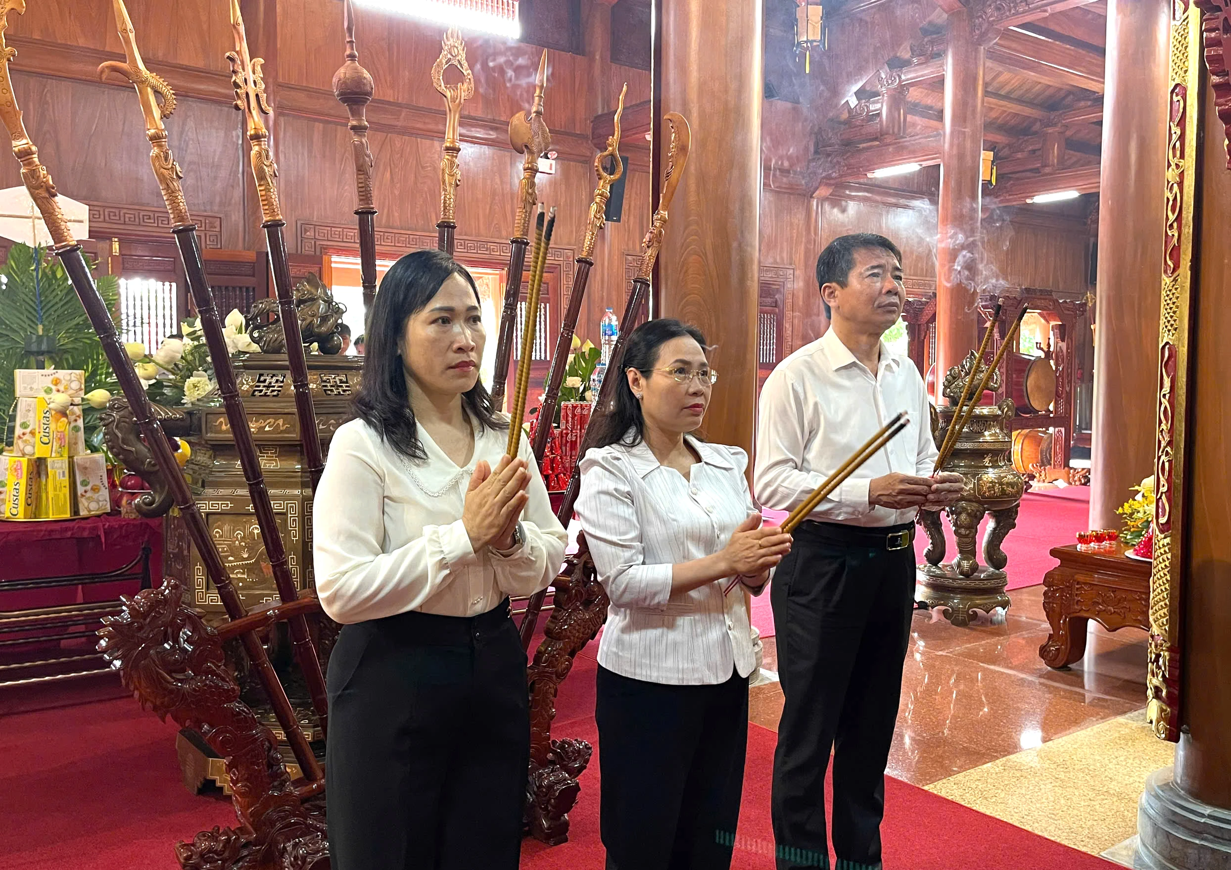Dâng hương tưởng niệm Chủ tịch Hồ Chí Minh và các anh hùng liệt sĩ