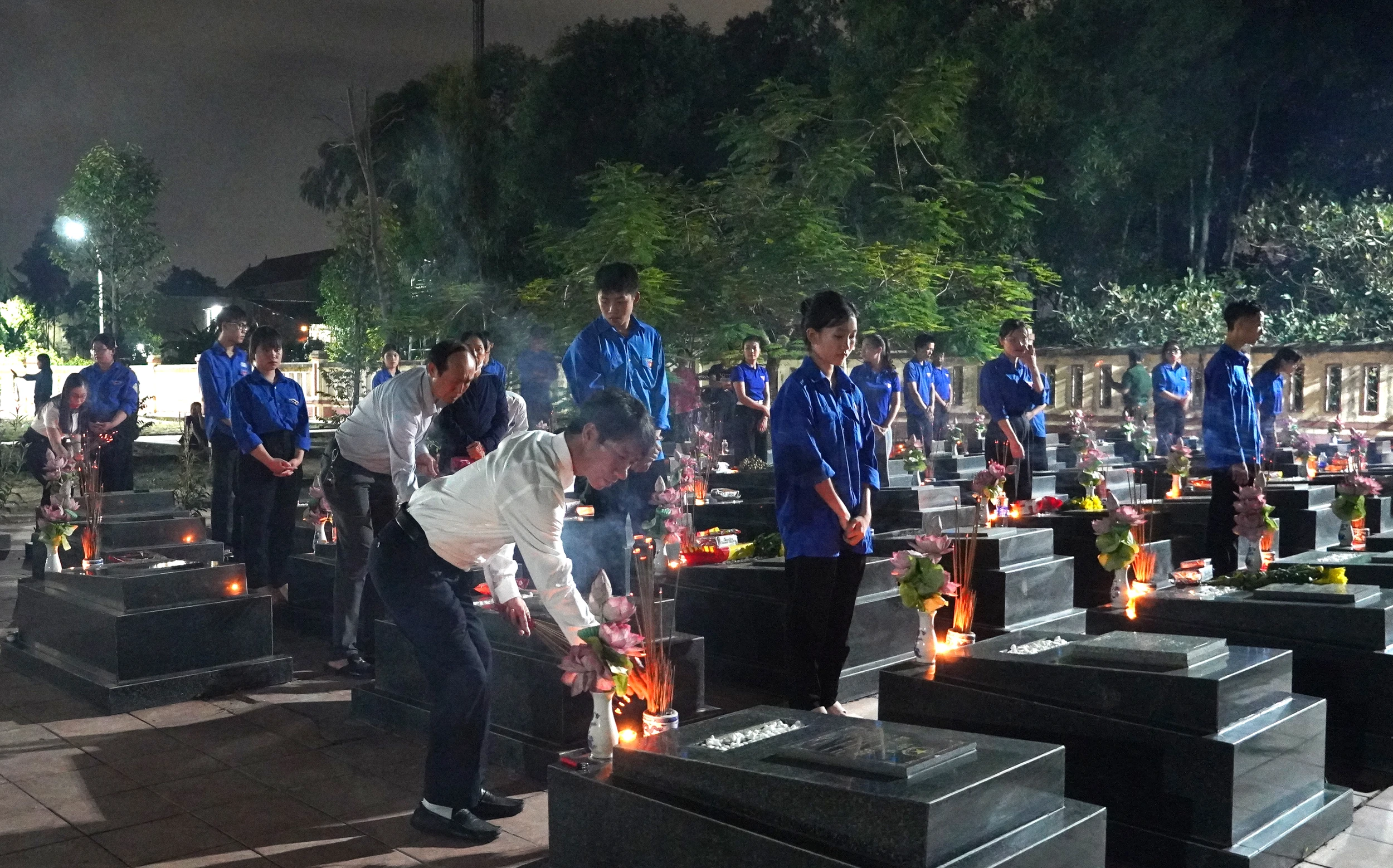 Dâng hương tưởng niệm Chủ tịch Hồ Chí Minh và các anh hùng liệt sĩ