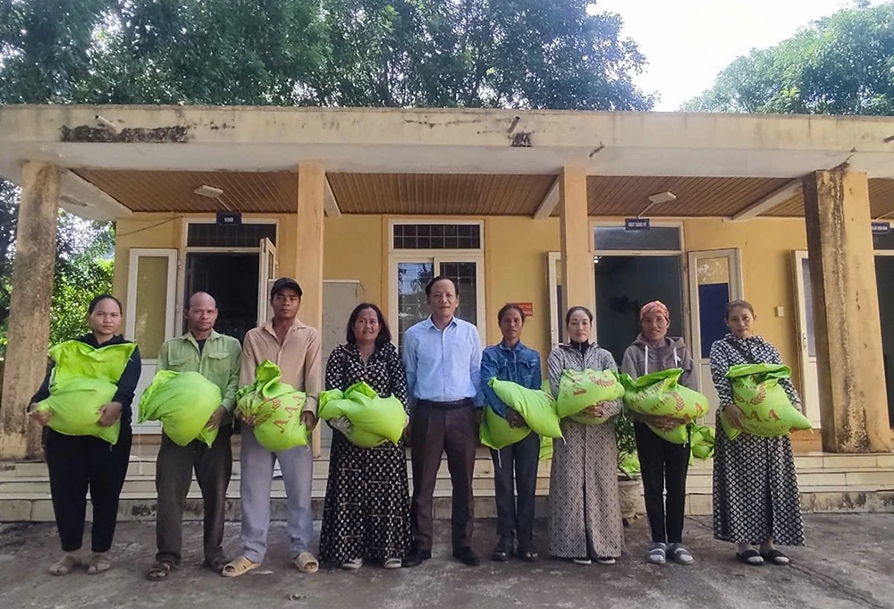 Xã Kim Ngân: Trao gạo hỗ trợ các đối tượng bảo trợ xã hội