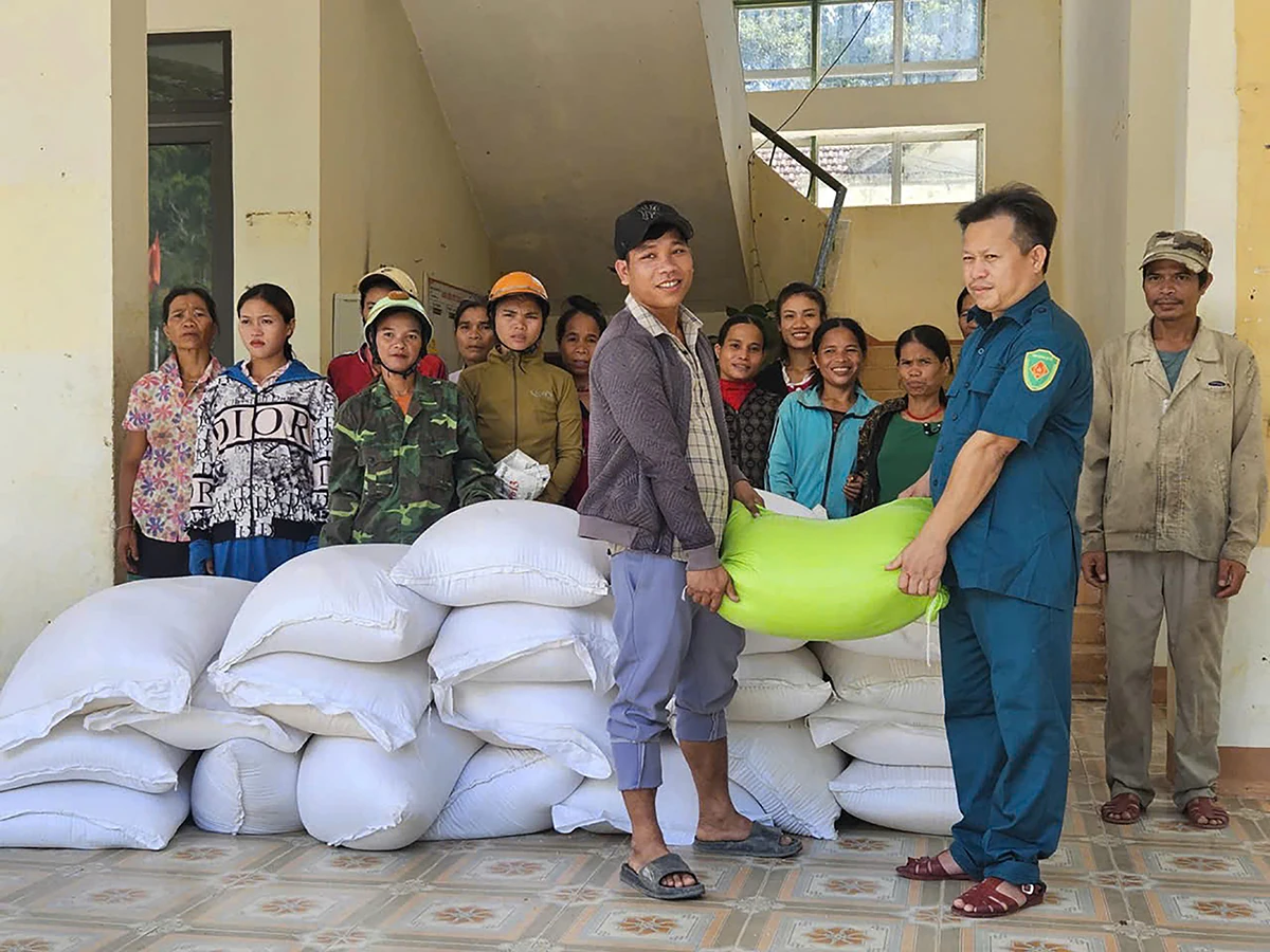 Xã Kim Ngân: Trao gạo hỗ trợ các đối tượng bảo trợ xã hội
