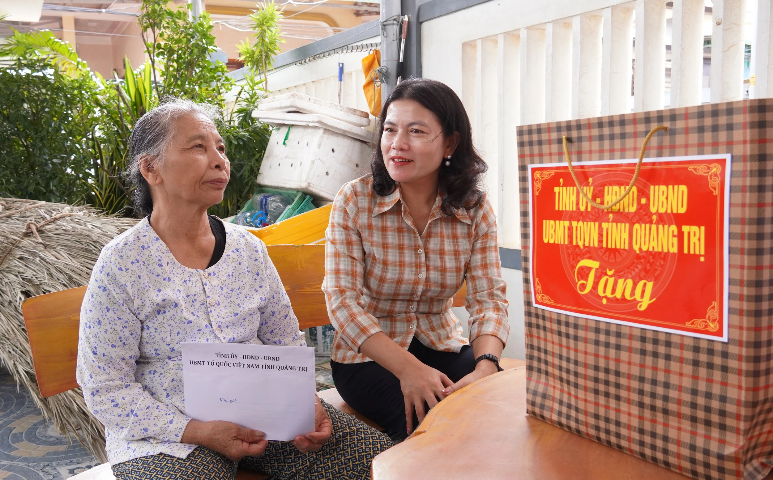 Trưởng ban Nội chính Tỉnh ủy thăm, tặng quà gia đình chính sách