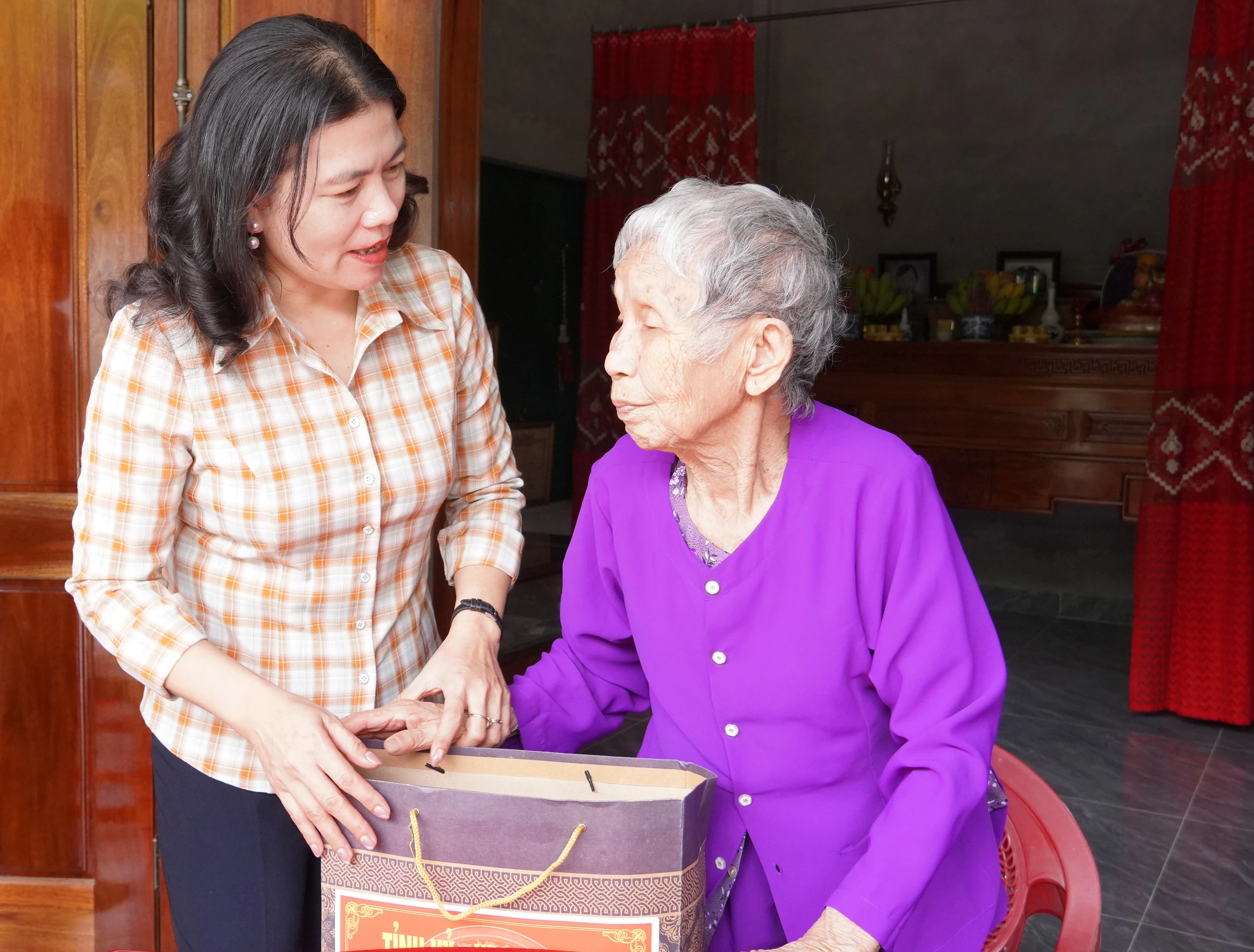 Trưởng ban Nội chính Tỉnh ủy thăm, tặng quà gia đình chính sách