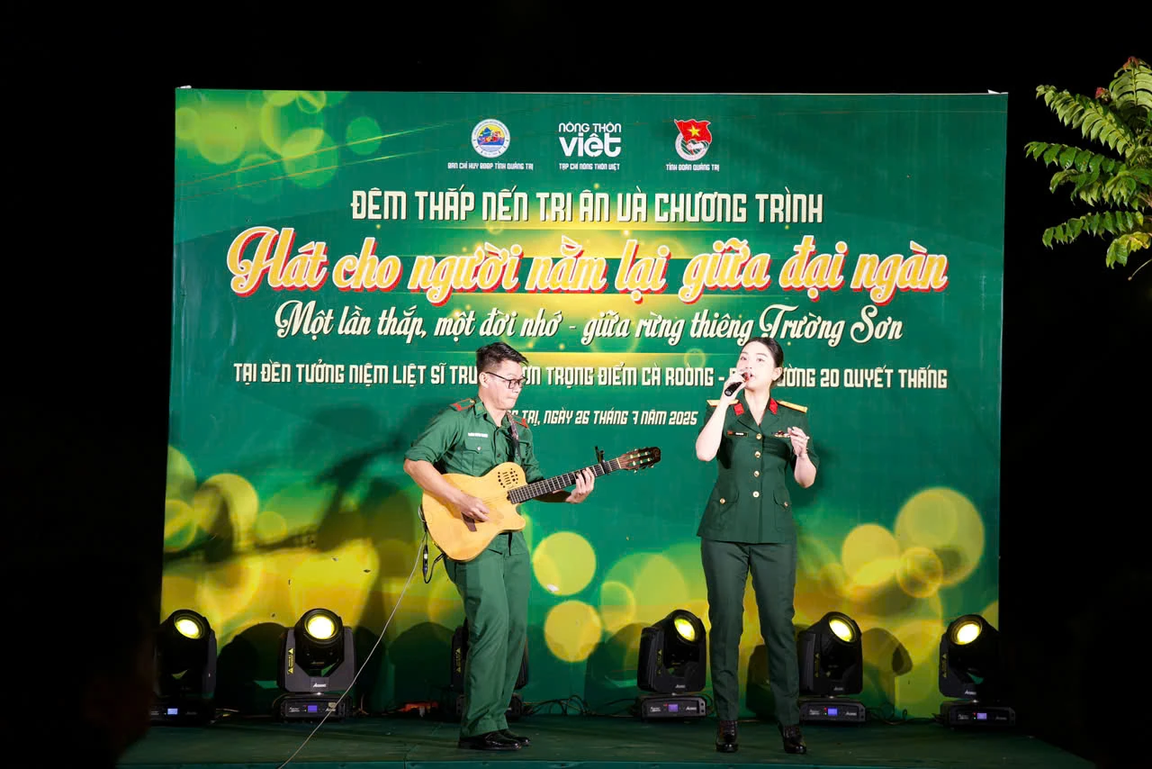 Dâng hương tưởng niệm các anh hùng liệt sĩ Trường Sơn
