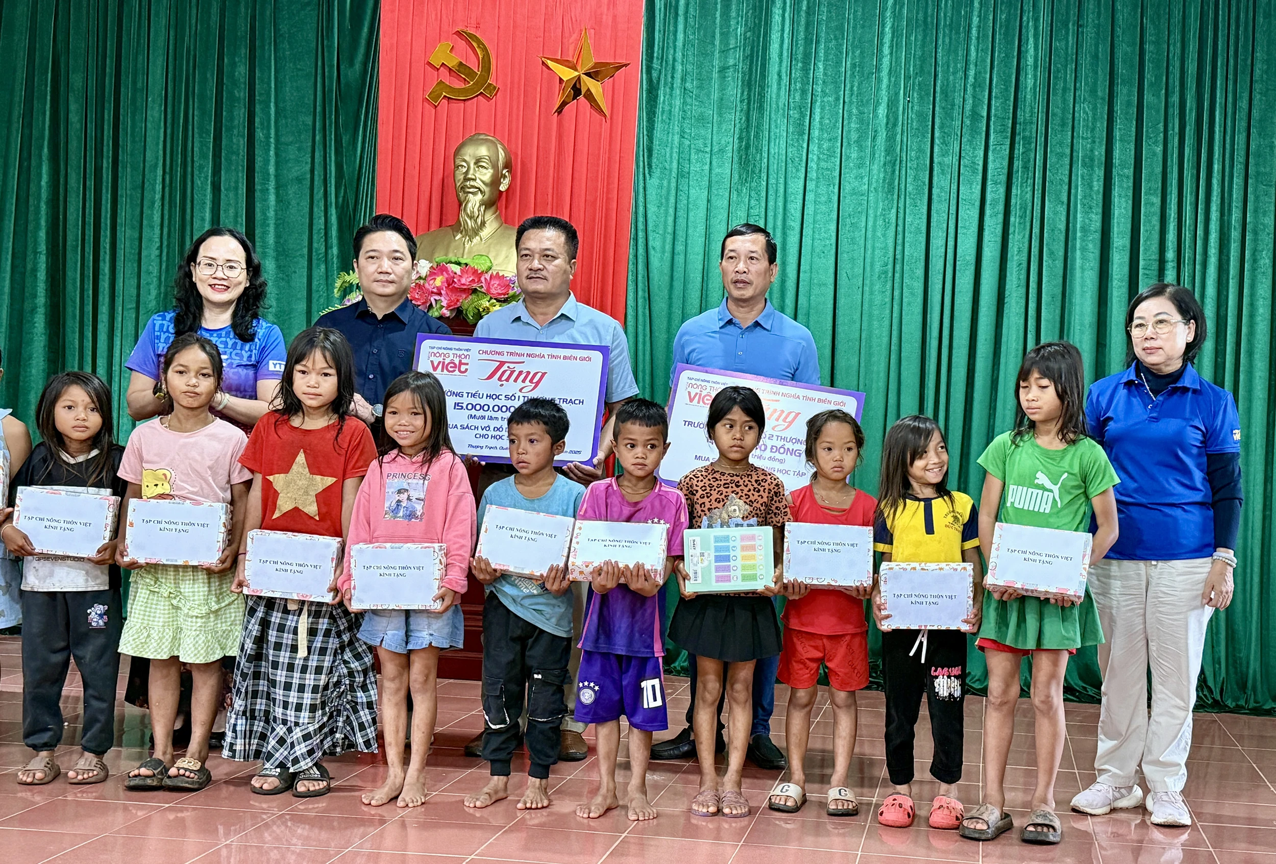 Dâng hương tưởng niệm các anh hùng liệt sĩ Trường Sơn