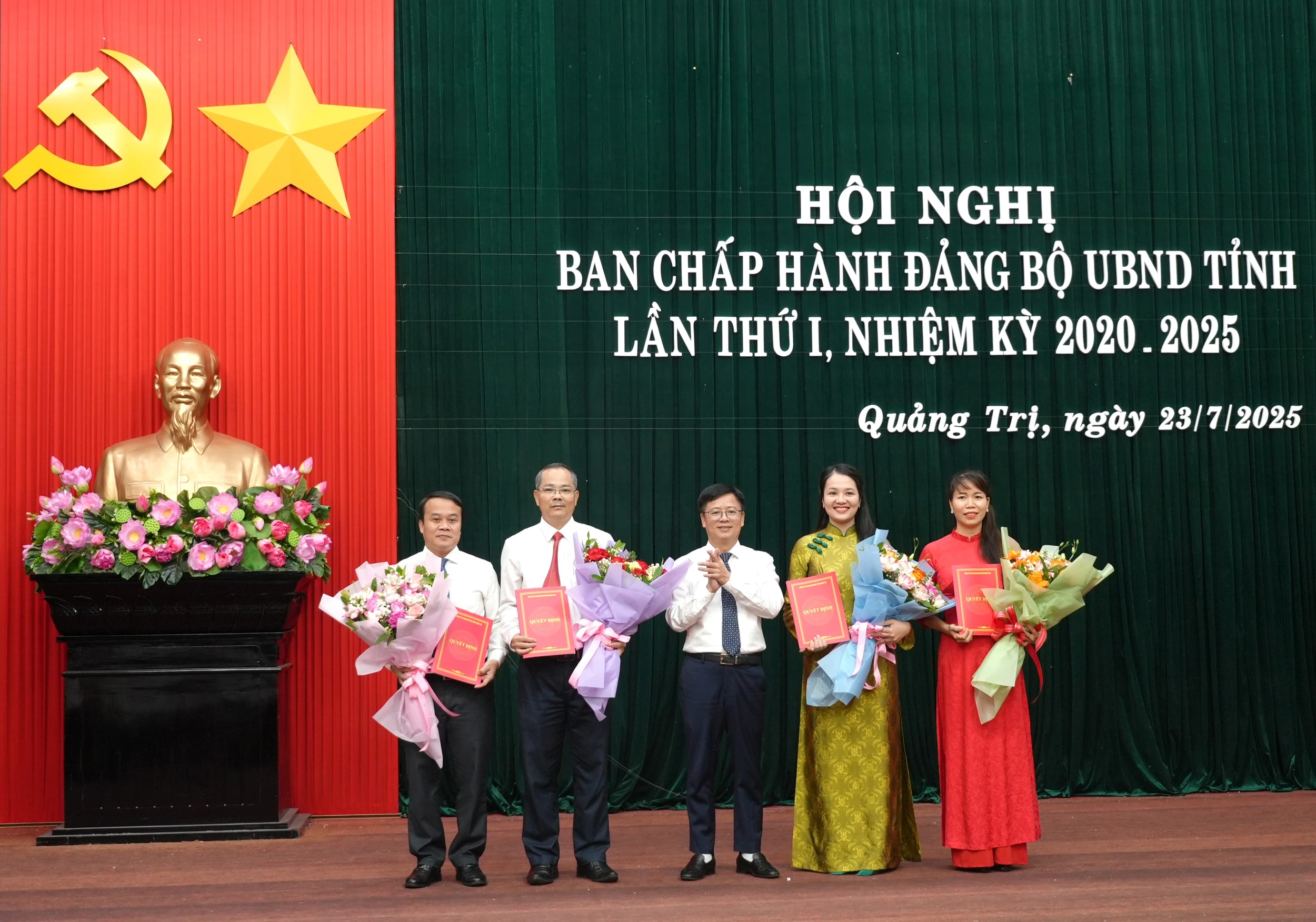 Công bố các quyết định về tổ chức và cán bộ thuộc Đảng bộ UBND tỉnh Quảng Trị