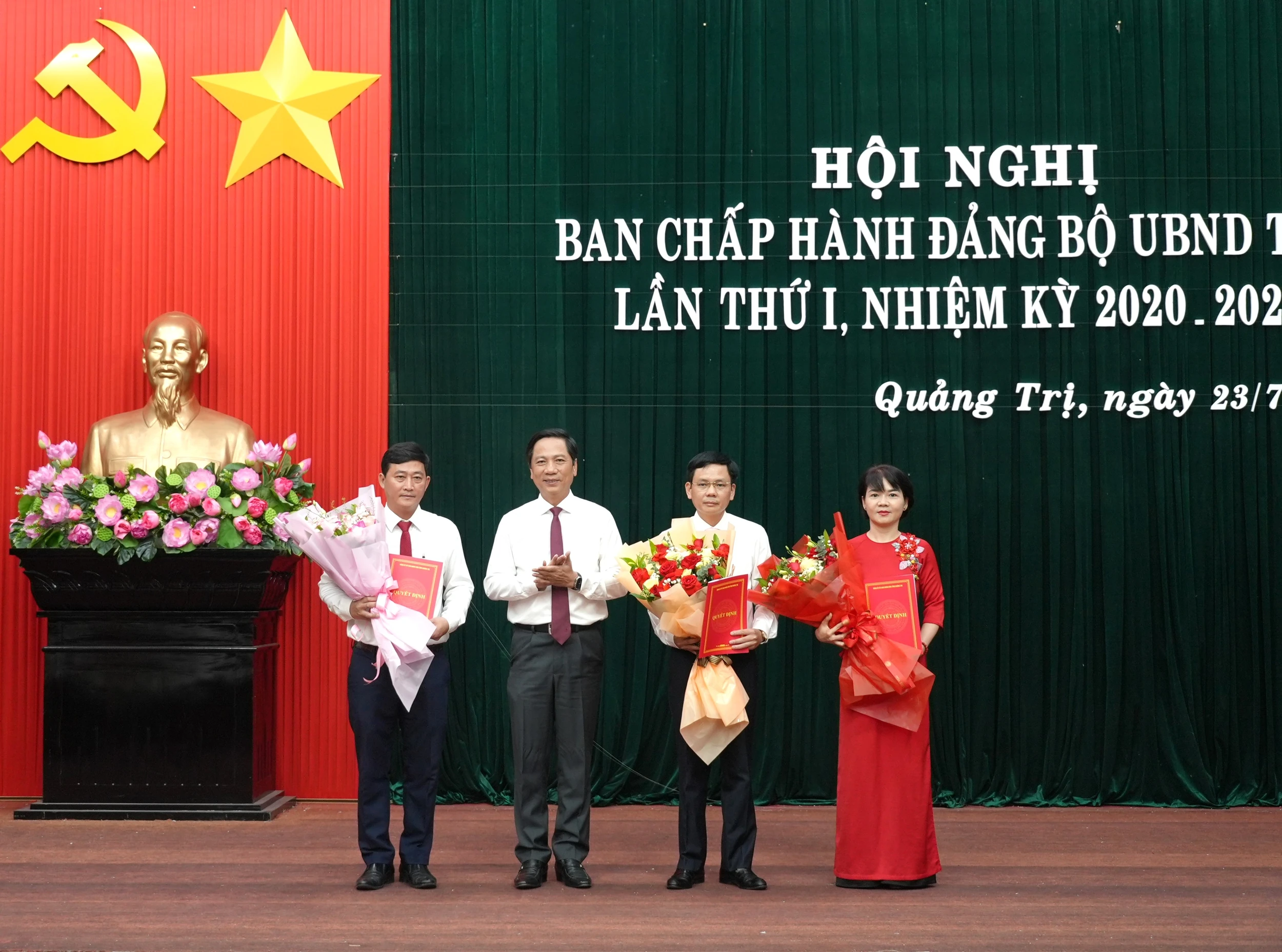 Công bố các quyết định về tổ chức và cán bộ thuộc Đảng bộ UBND tỉnh Quảng Trị