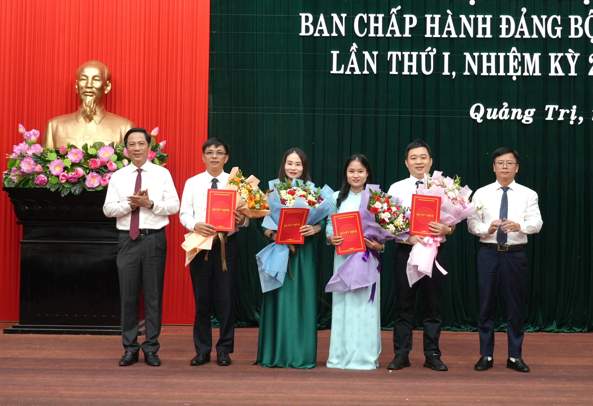 Công bố các quyết định về tổ chức và cán bộ thuộc Đảng bộ UBND tỉnh Quảng Trị