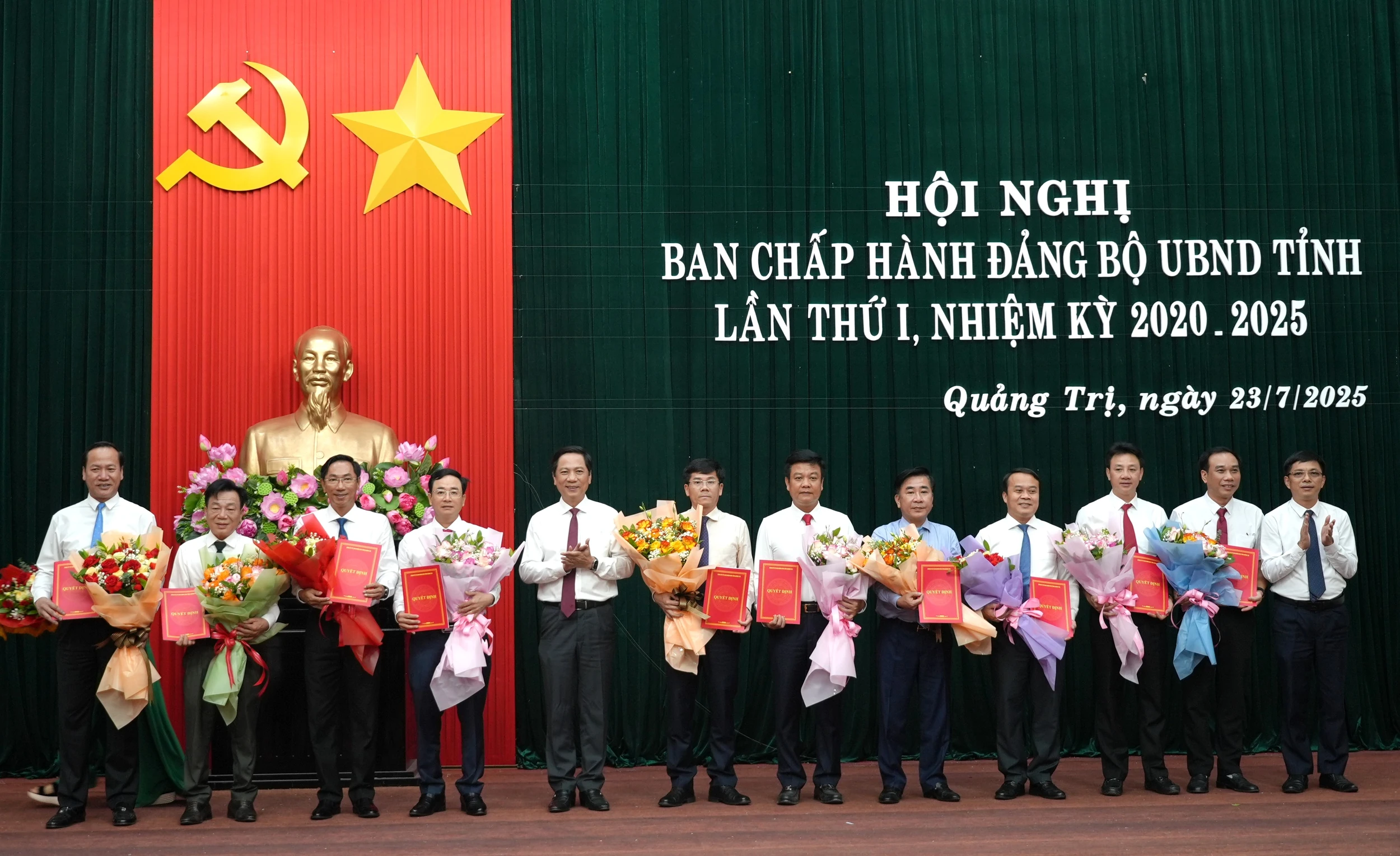 Công bố các quyết định về tổ chức và cán bộ thuộc Đảng bộ UBND tỉnh Quảng Trị