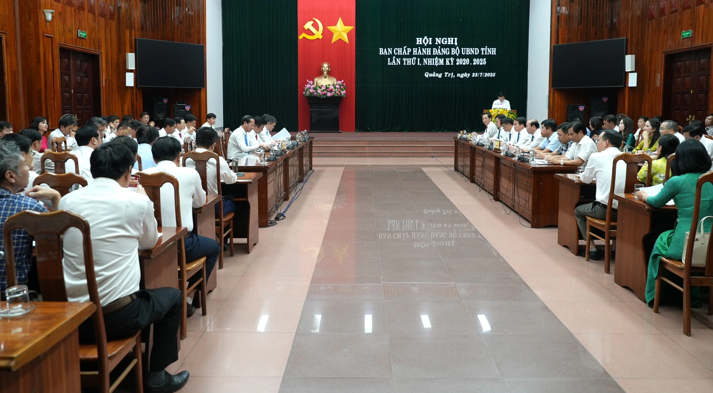 Công bố các quyết định về tổ chức và cán bộ thuộc Đảng bộ UBND tỉnh Quảng Trị