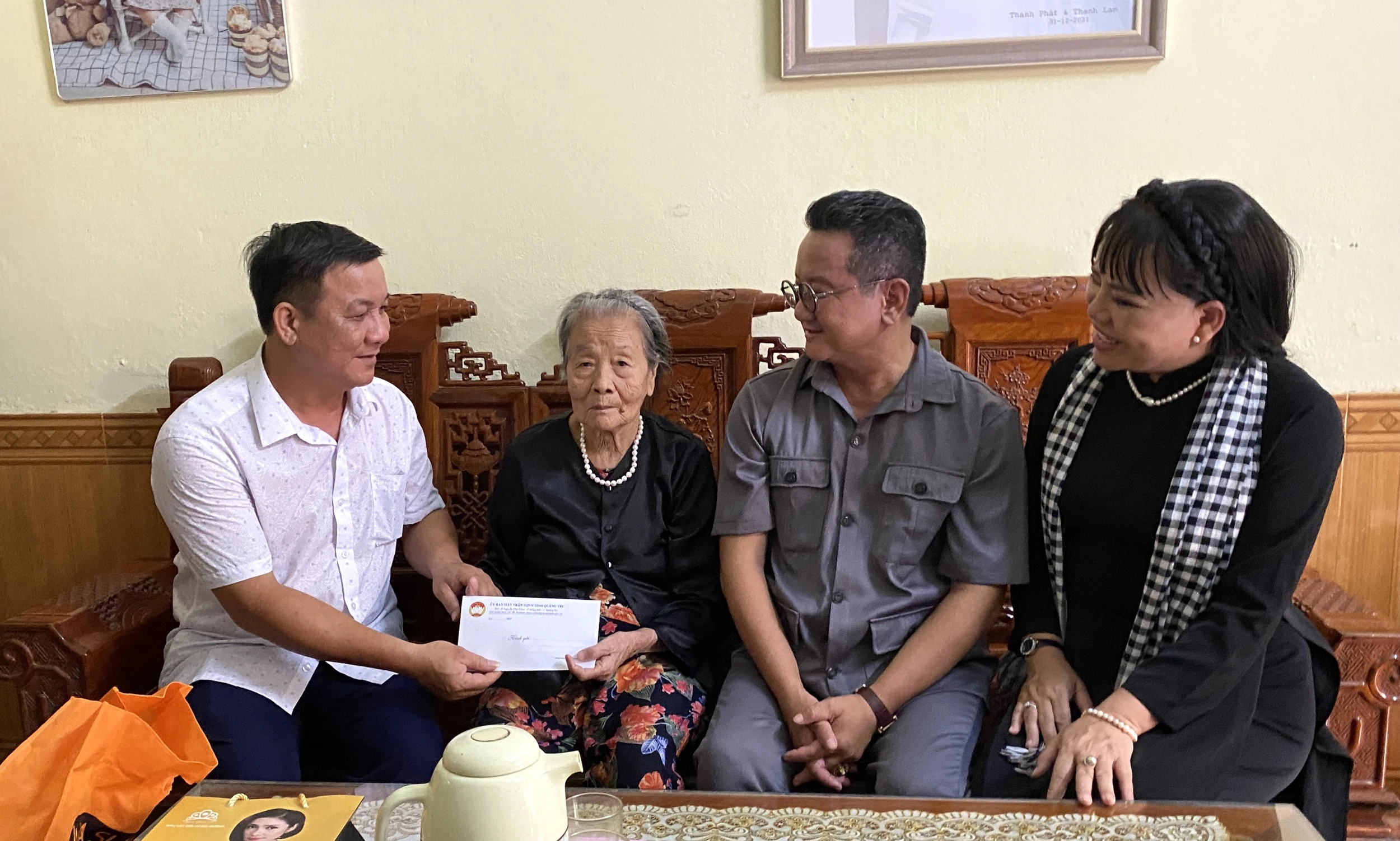 Tặng quà tri ân người có công với cách mạng