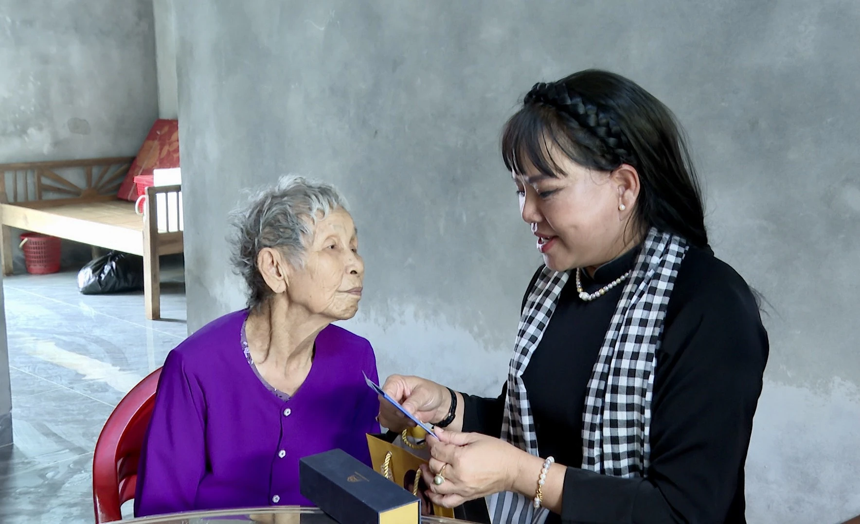 Tặng quà tri ân người có công với cách mạng