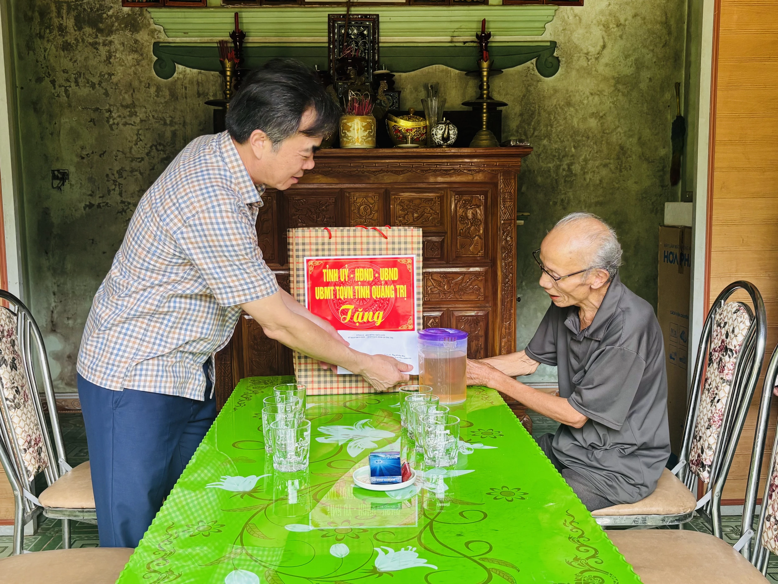 Thăm hỏi, tặng quà cho gia đình người có công