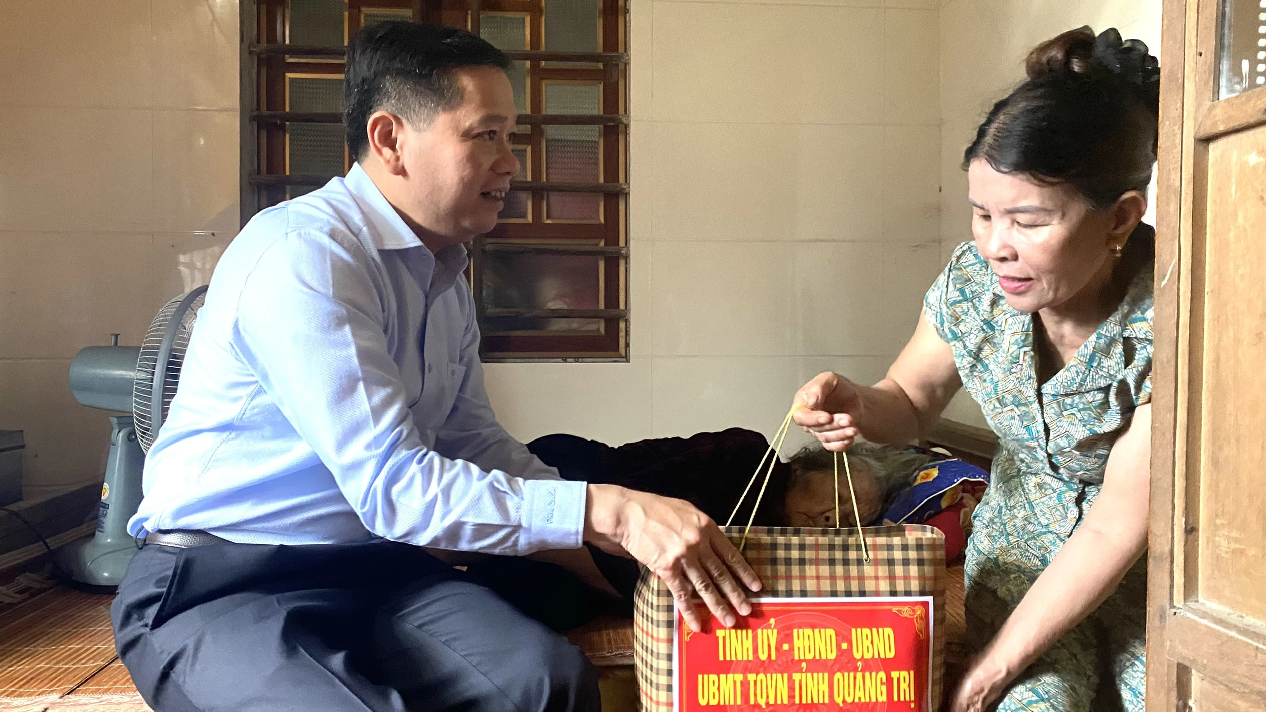 Phó Bí thư Thường trực Tỉnh ủy thăm và tặng quà gia đình chính sách
