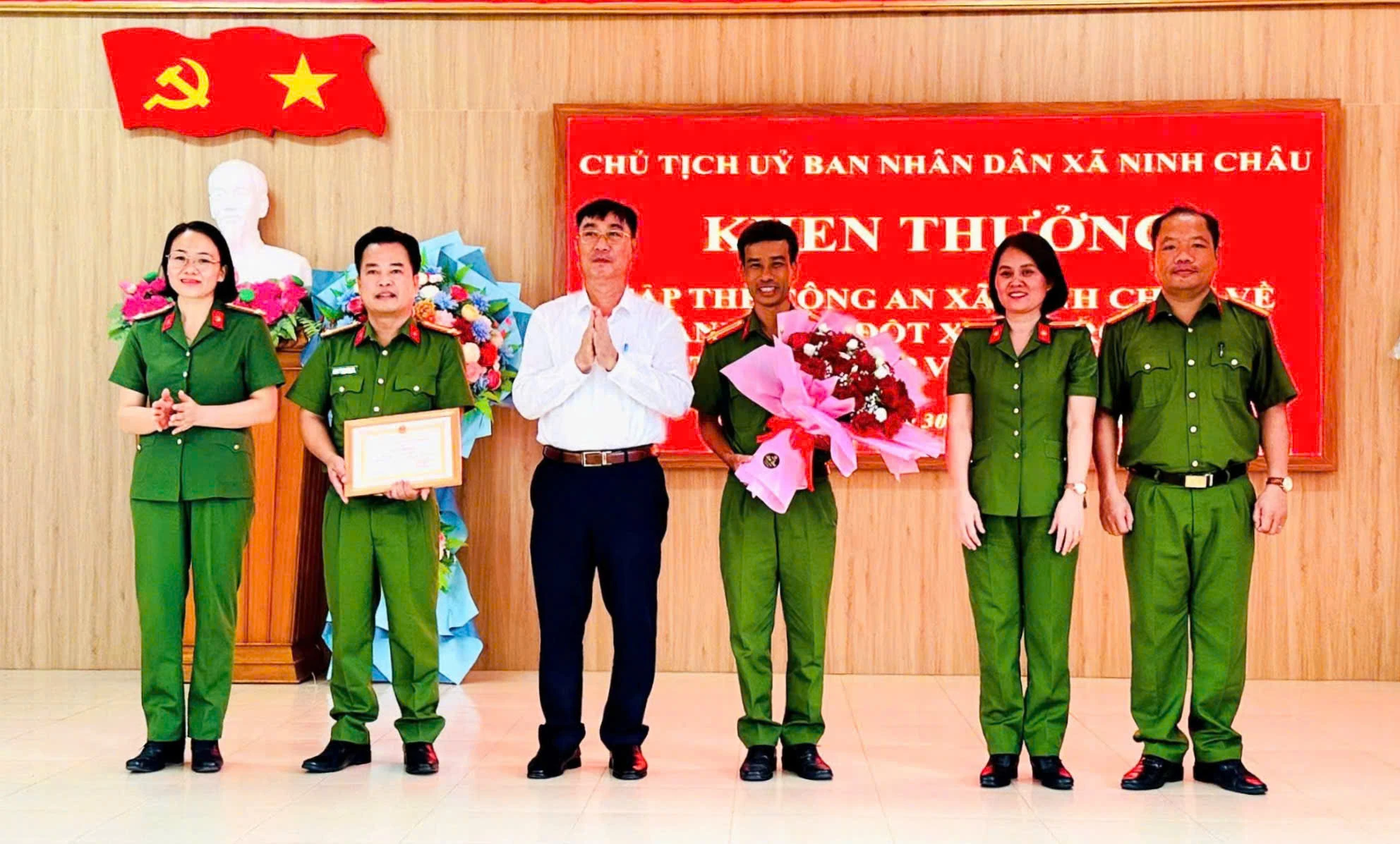 Khen thưởng đột xuất tập thể Công an xã Ninh Châu