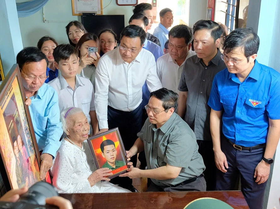 Prime Minister honors heroic mother during Quang Tri visit