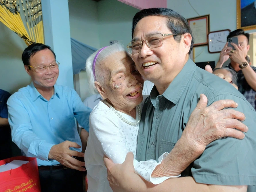 Prime Minister honors heroic mother during Quang Tri visit