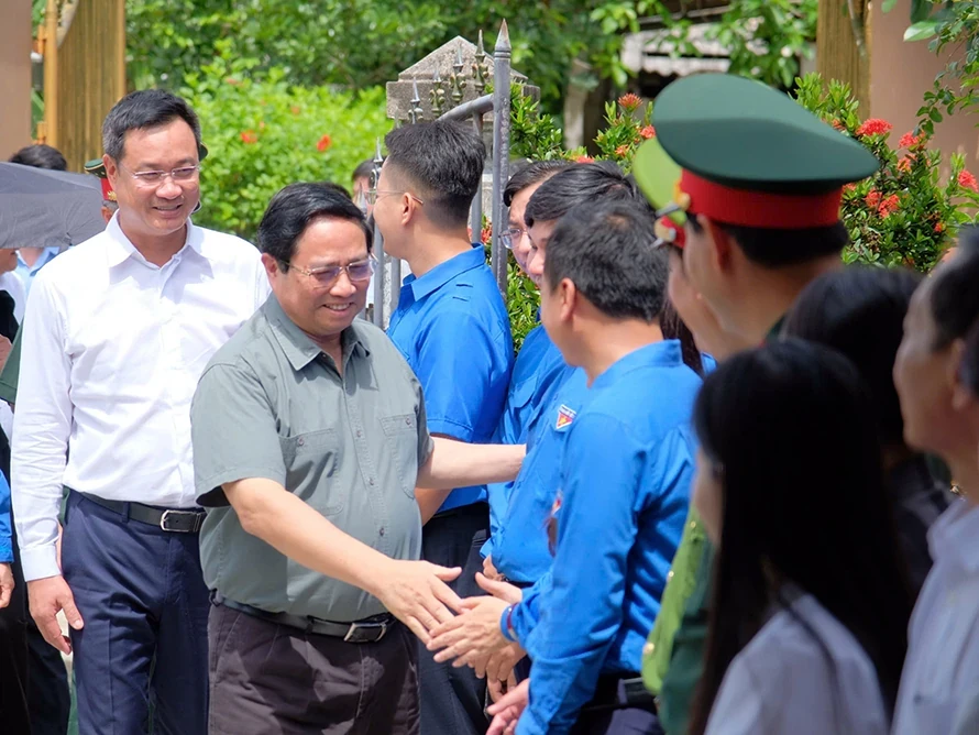 Prime Minister honors heroic mother during Quang Tri visit