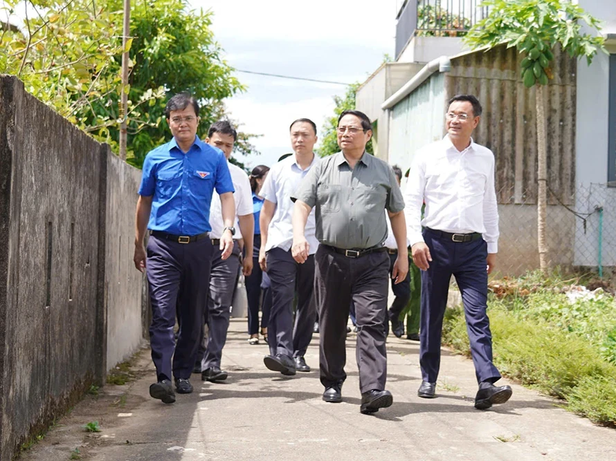 Prime Minister honors heroic mother during Quang Tri visit