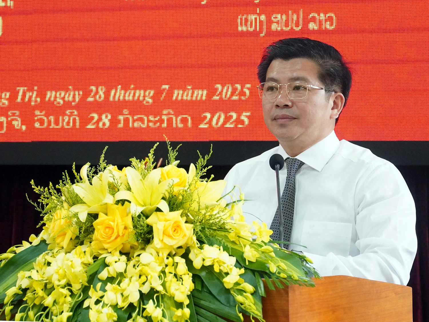 Bế giảng lớp bồi dưỡng lãnh đạo, quản lý cho cán bộ nước bạn Lào