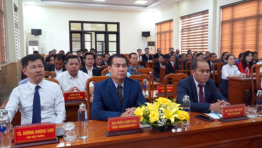 Bế giảng lớp bồi dưỡng lãnh đạo, quản lý cho cán bộ nước bạn Lào