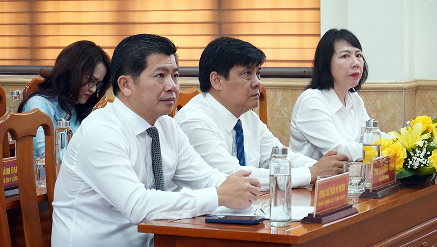 Bế giảng lớp bồi dưỡng lãnh đạo, quản lý cho cán bộ nước bạn Lào