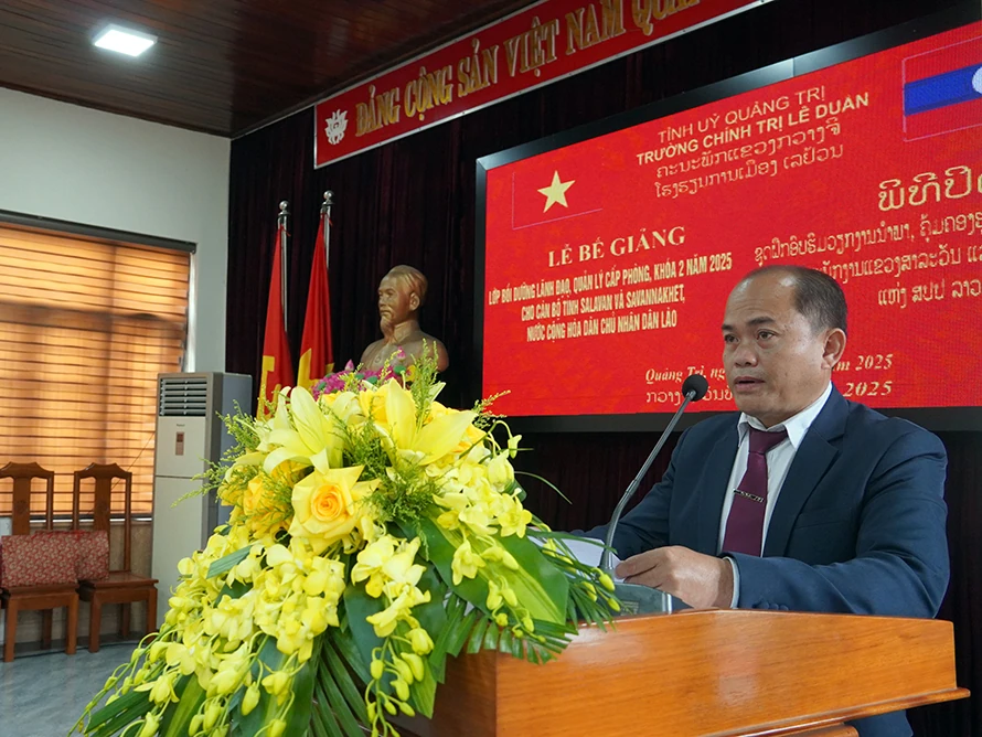 Bế giảng lớp bồi dưỡng lãnh đạo, quản lý cho cán bộ nước bạn Lào