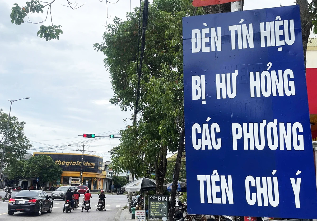 Đèn tín hiệu vừa xanh vừa đỏ gây mất an toàn giao thông