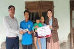 Trao 32 triệu đồng cho em Minh Hiếu