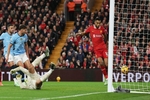 Salah vừa ghi bàn vừa kiến tạo, Liverpool “nhấn chìm” Man City ở Anfield