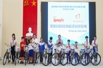 100 em học sinh nghèo vượt khó được tặng xe đạp
