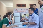 Khám, cấp phát thuốc các bệnh về mắt miễn phí cho cán bộ, chiến sĩ và người dân huyện đảo Cồn Cỏ