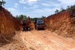 Bắt quả tang xe múc khai thác đất trái phép