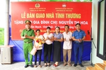 Bàn giao nhà tình thương do cộng đồng giúp đỡ cho người phụ nữ nghèo ở Vĩnh Thái