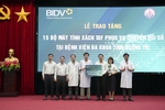 Trao tặng 15 máy tính xách tay cho Bệnh viện Đa khoa tỉnh Quảng Trị