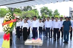 Đoàn đại biểu phường Đồng Hới dâng hương viếng các anh hùng liệt sĩ