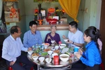 Bữa cơm “chan” nghĩa tình