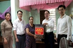 Thăm, tặng quà cho gia đình người có công